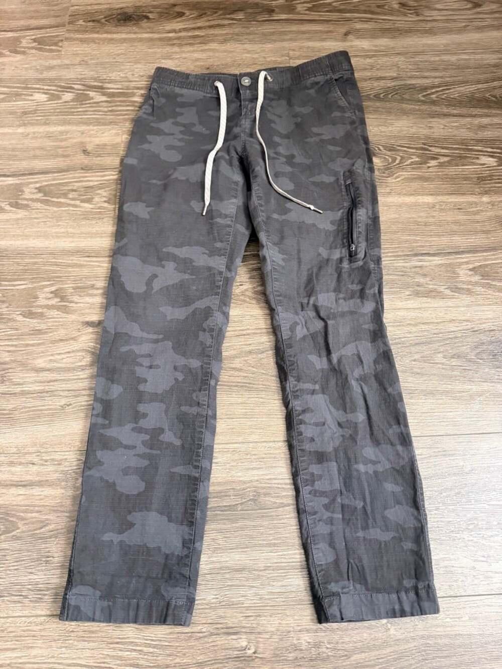Vuori Woman’s Ripstop Camo Pants size Medium